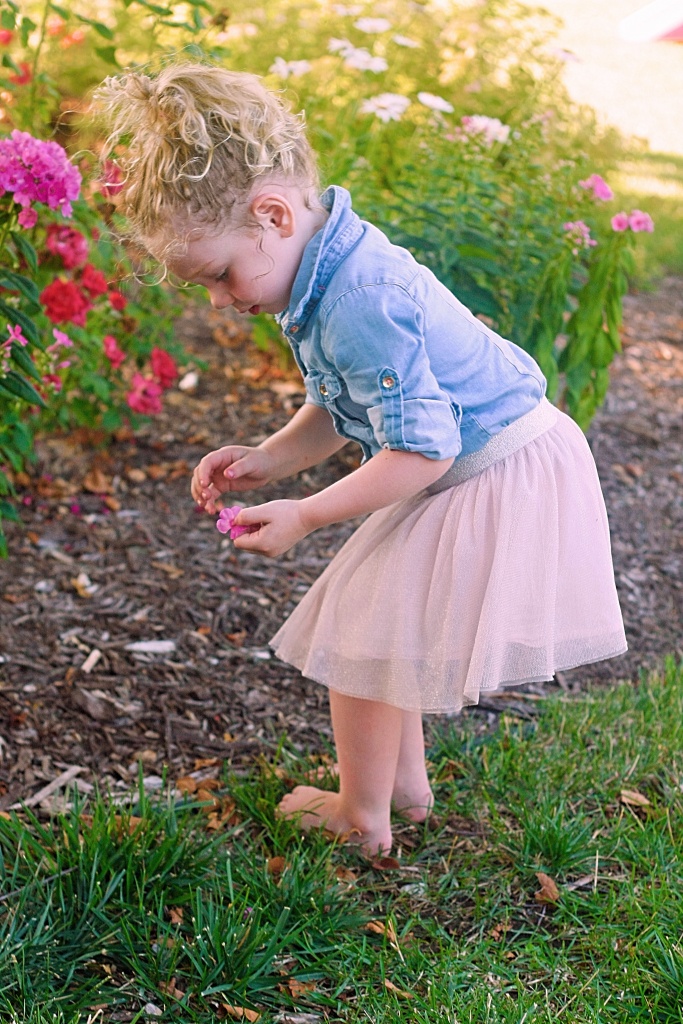 Nebraska Motherhood + Fashion blogger, Leslie of Tiny Stampede shares the perfect pink tulle skirt. Fashion for little girls doesn't have to be hard. Mae Tulle Skirt