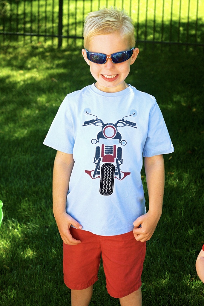Nebraska Motherhood + Fashion blogger, Leslie of Tiny Stampede shares her love/hate relationship with graphic tees for boys and which ones her son tends to reach for.